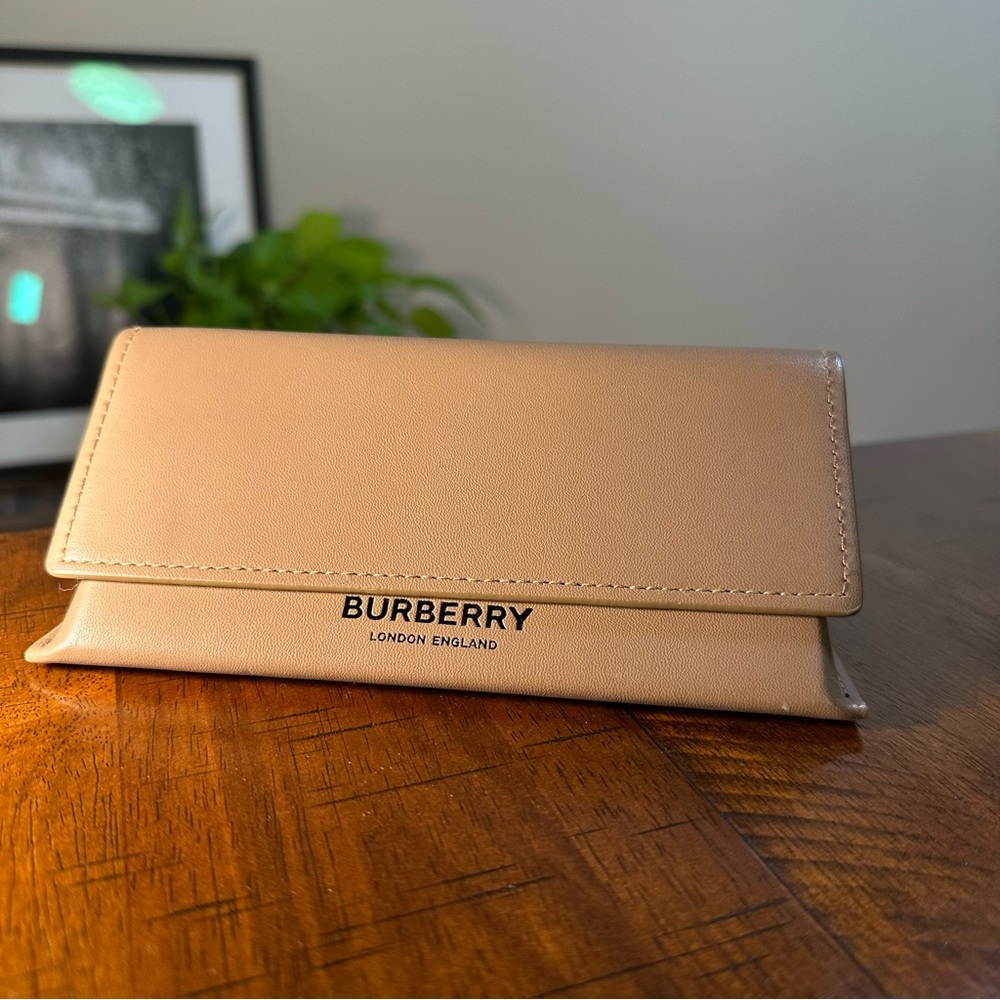 Burberry Green Sunglasses - Picture 15 of 15